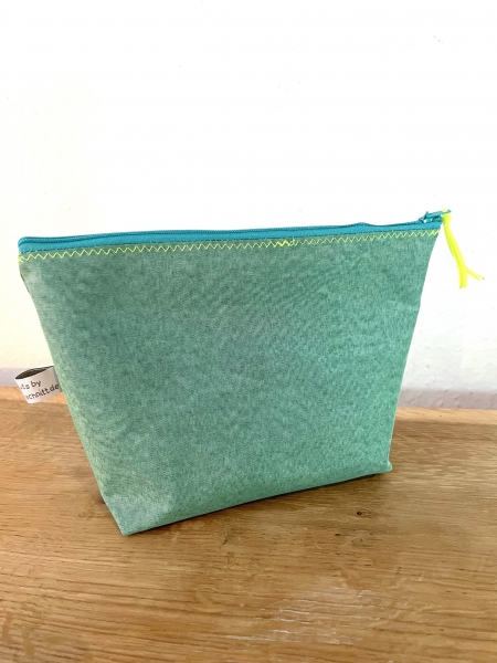 wasserdichte Airtexkosmetiktasche in grün mit neongelber 9